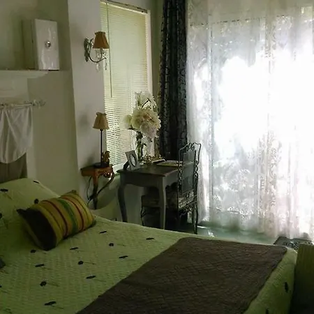 - Chambres D'hotes Castelmau Bed & Breakfast *